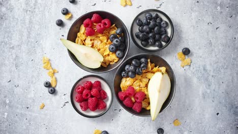 Goldene-Cornflakes-Mit-Frischen-Früchten-Von-Himbeeren,-Blaubeeren-Und-Birne-In-Keramikschale