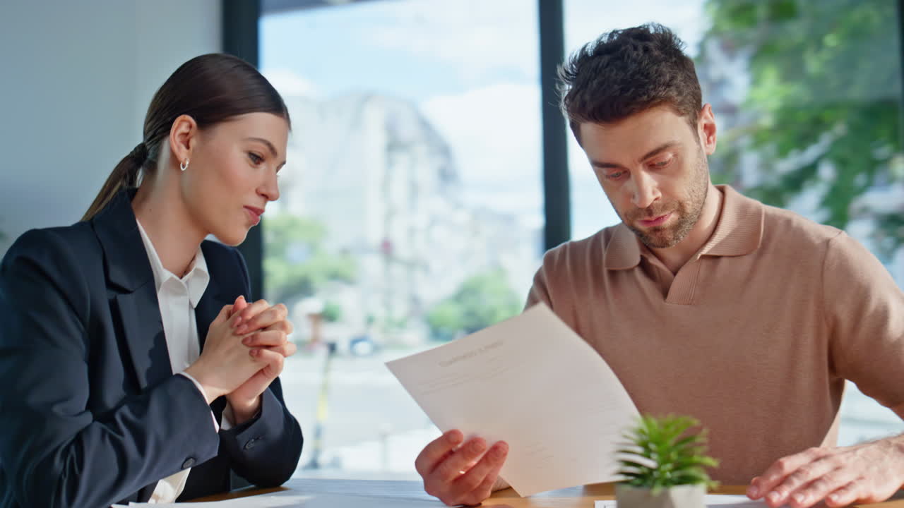 Primo piano di una consulente finanziaria che parla con un cliente in un ufficio aziendale. Donna che parla