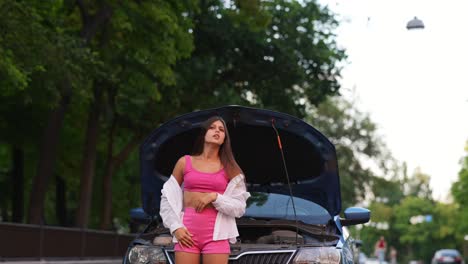 mujer con coche averiado