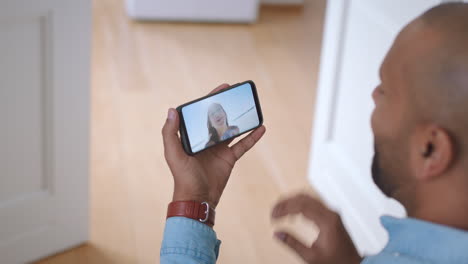 en videollamada, mujer en la playa hombre beso virtual