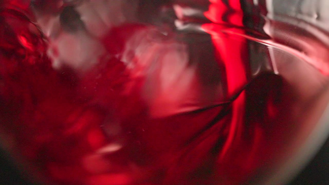 vino tinto vertido en vaso super cámara lenta