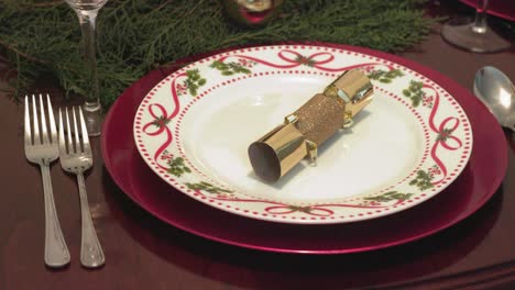 Closeup-Pan-Decorado-Plato-De-Cena-De-Navidad-Ajuste-Mesa-De-Madera