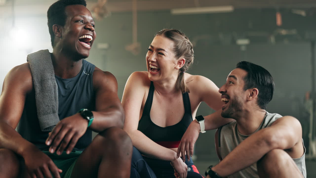 fitness, grupo y reírse en el gimnasio