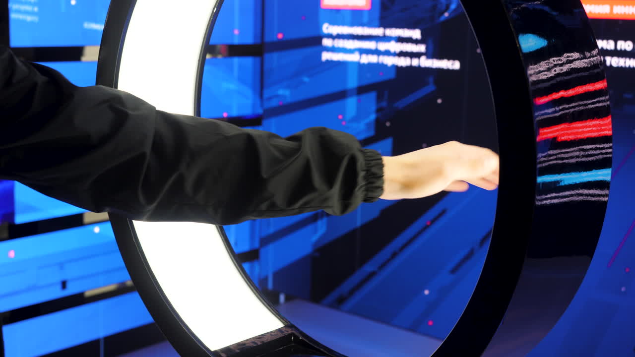 인터랙티브 원형 디스플레이와 터치 스크린