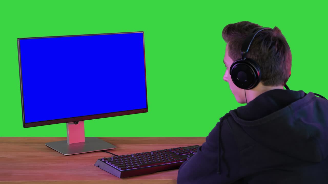 프로게이머가 녹색 화면에서 개인 컴퓨터를 보고, 크로마 키