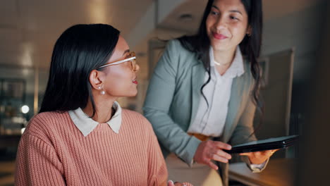 Computadora,-Discusión-Y-Trabajo-En-Equipo-De-Mujeres-De-Negocios.