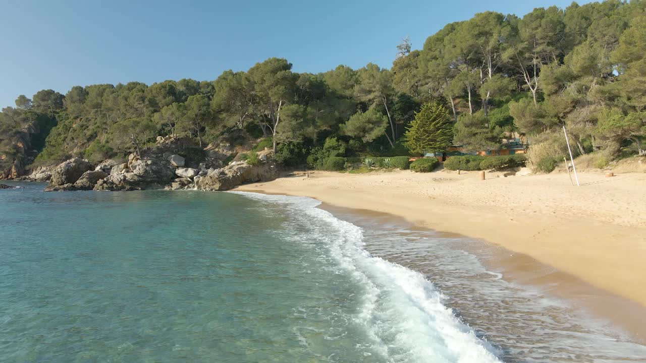 Bellissima spiaggia esotica e deserta a Lloret de Mar, Spagna
