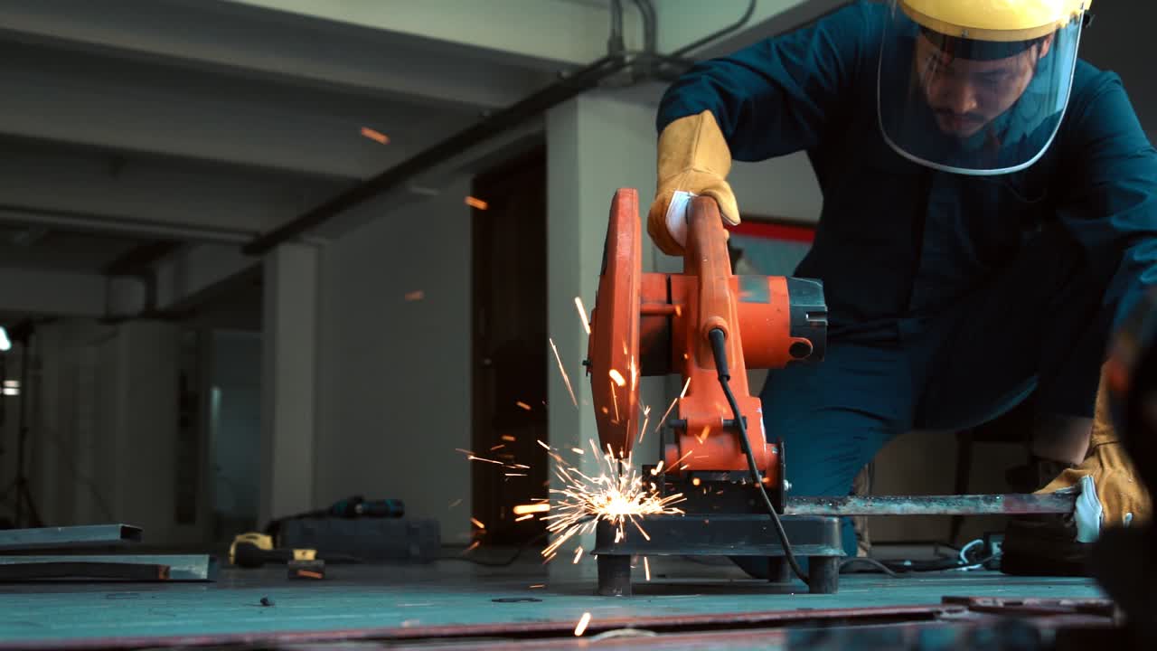 el mecánico profesional está cortando metal de acero.