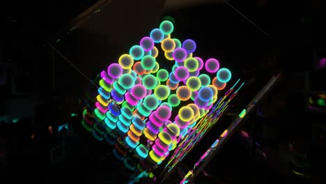 bolas brillantes abstractas en un cubo de vidrio