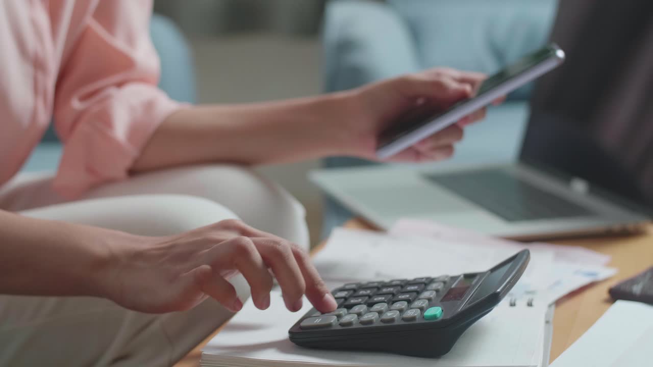 mujer pagando facturas