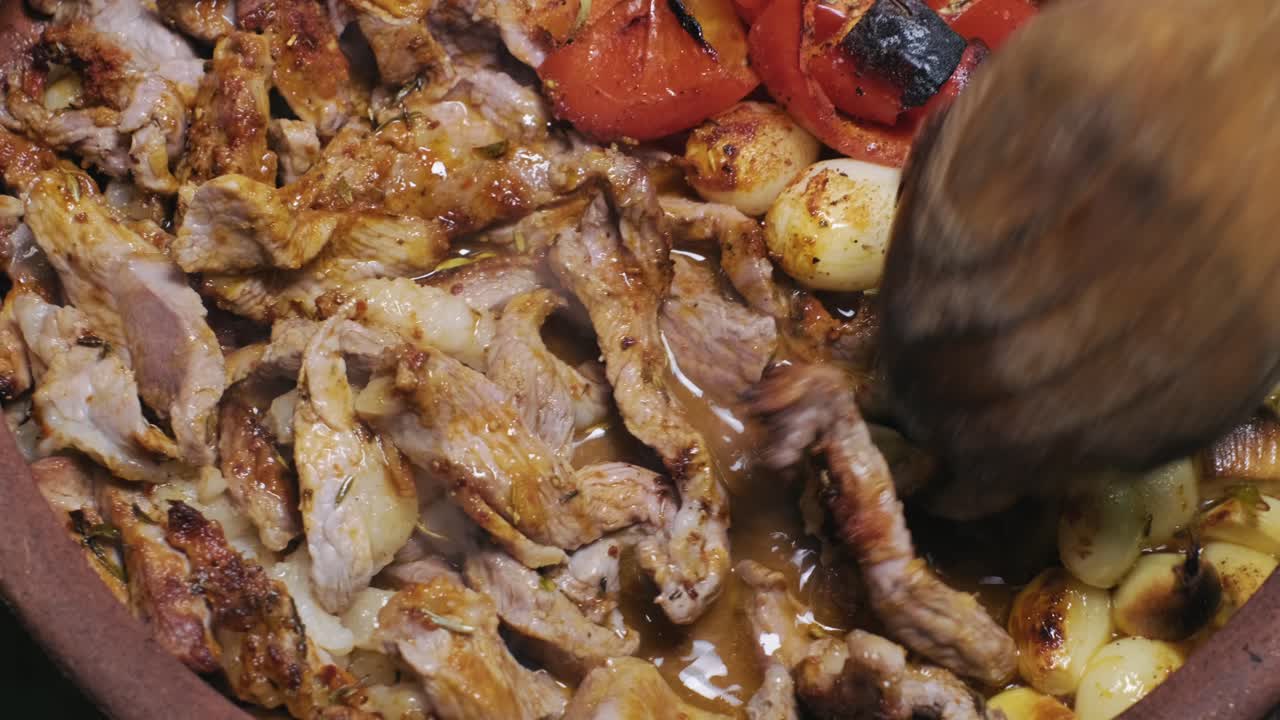 cordero, carne de cordero, carne de oveja con cebolla, cocinada a fuego lento en un estofado