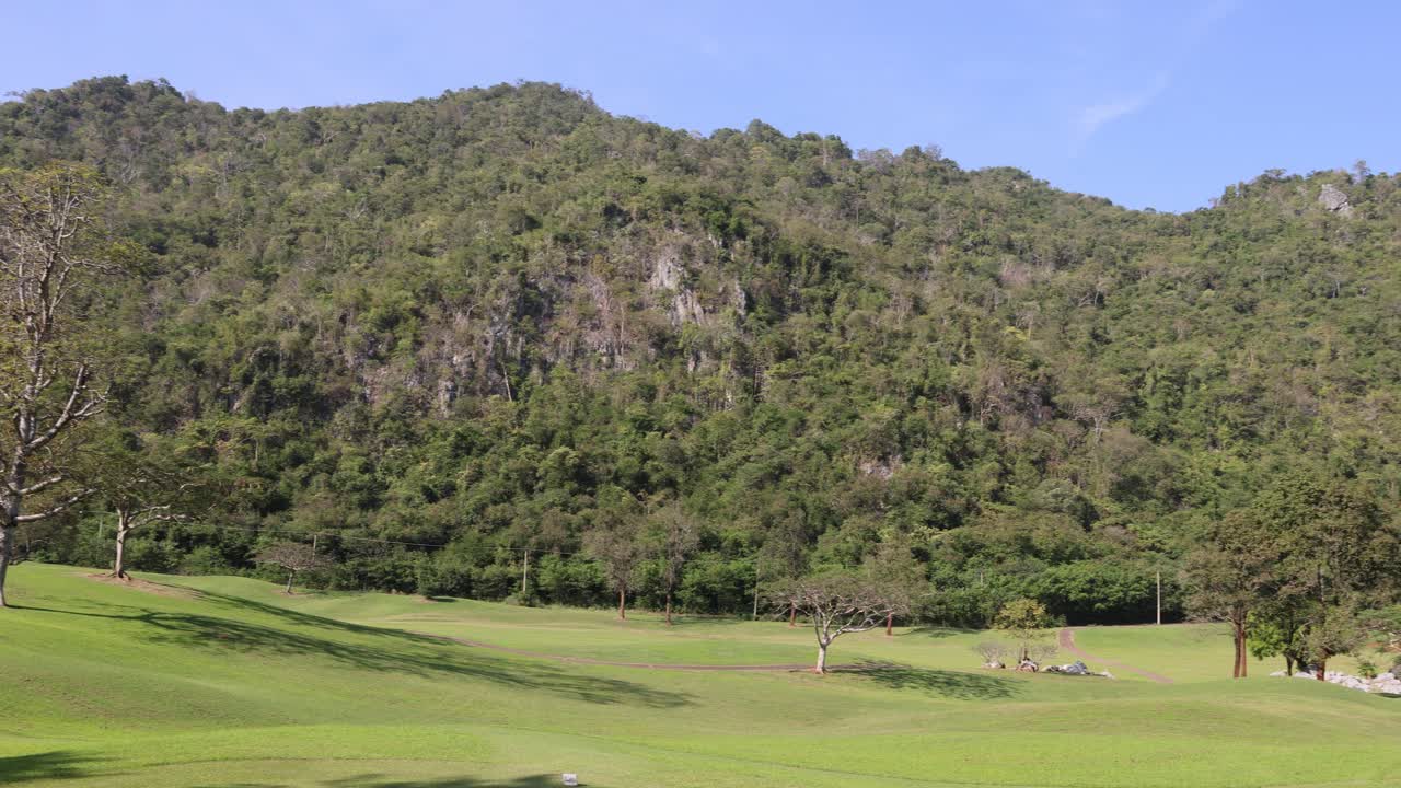 산을 배경으로 한 골프 코스의 타임 스