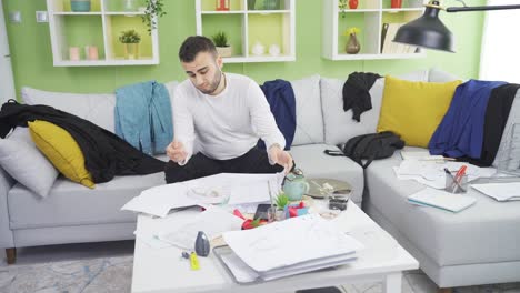 hombre deprimido demasiado cansado y desesperado para mantenerse al día con las tareas domésticas de rutina.
