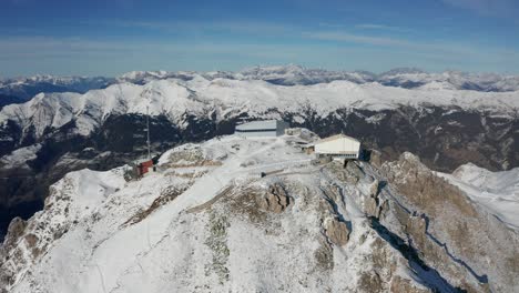 Wunderschöner-Flug-Um-Das-Berühmte-Restaurant-Weisshorn-Im-Schweizer-Skigebiet-Arosa