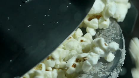 Popcorn-Knallt-Aus-Einer-Popcornmaschine-Aus-Nächster-Nähe