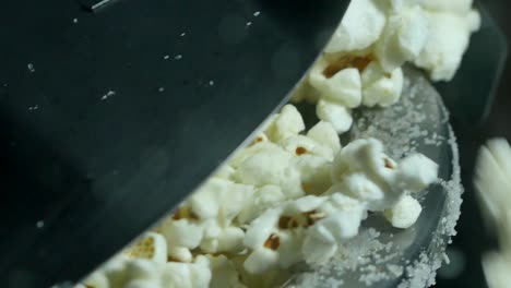 palomitas de maíz saliendo de una máquina de palomitas de maíz de cerca