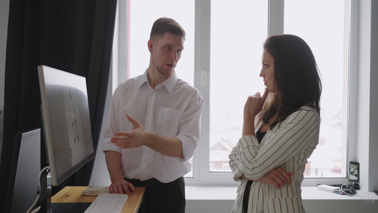 спортивная чернокожая модель позирует для рекламных плакатов. он играет с мячом для впечатляющих снимков. стильный модный спортивный журнал. фотосессия, сделанная с помощью профессионального оборудования в студии