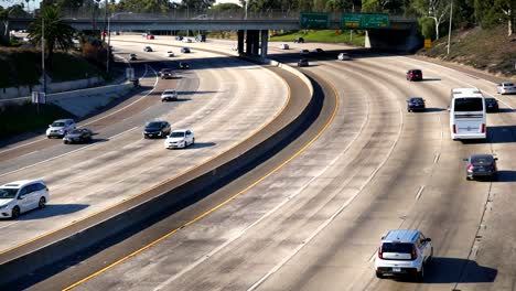 Autos-Conduciendo-En-La-Autopista-De-San-Diego-En-Cámara-Lenta