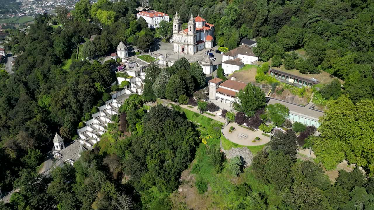 el santuario de bom jesus do monte en braga, en el norte de portugal, fotografiado desde el aire en un día soleado