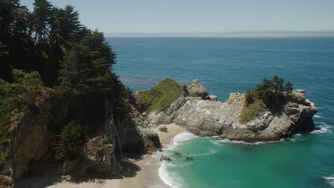 McWay-Falls,-waterfall-on-the-coast-of-Big-Sur,-Julia-Pfeiffer-beach,-California