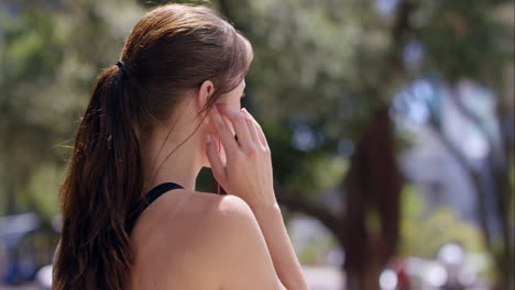 mujer de fitness de carrera atlética en la ciudad urbana