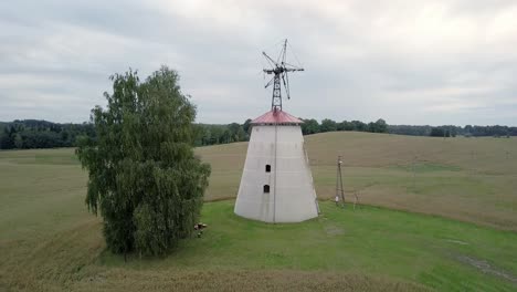 Mühle-Auf-Ackerland-An-Bewölkten-Tagen.-Luftanhebung