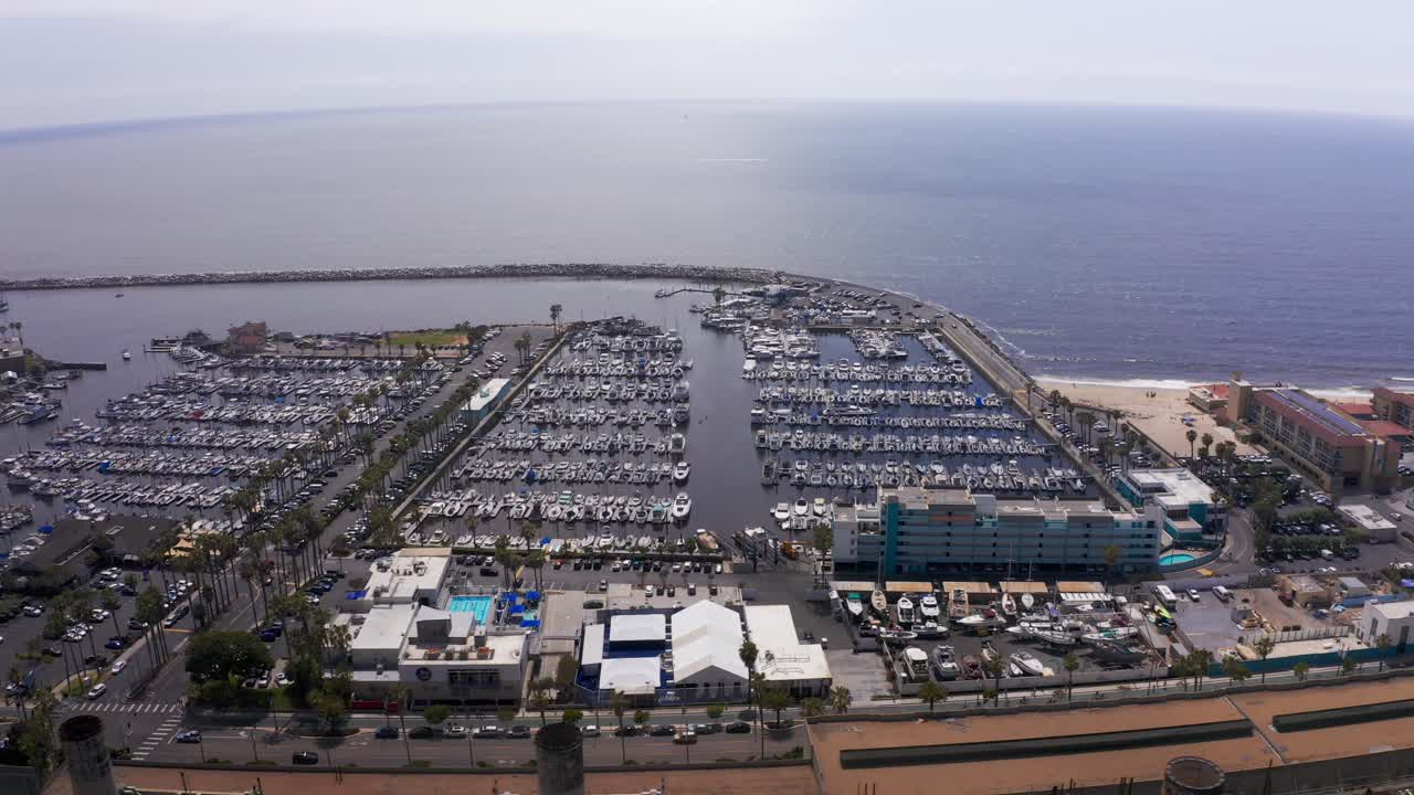 캘리포니아 주 레돈도 비치 (redondo beach) 에서 태평양을 바라보는 킹 하버 마리나 (king harbor marina) 의 공중 고위 및 넓은 패닝