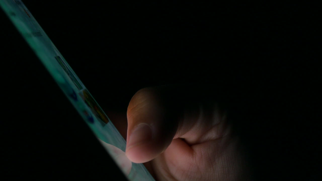 persona desplazándose por las redes sociales a altas horas de la noche