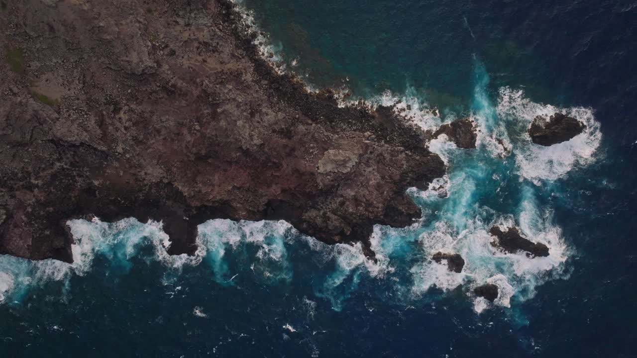 la escarpada costa noroeste de maui, hawai, con olas estrelladas, vista aérea