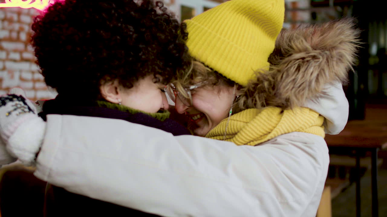 바에 있는 레즈비언 커플