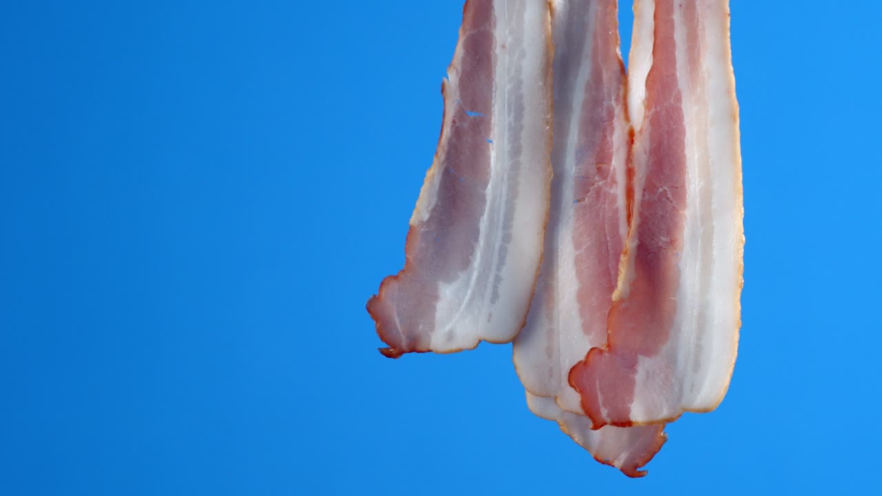 맛있는 베이컨을 긴 조각으로 잘라