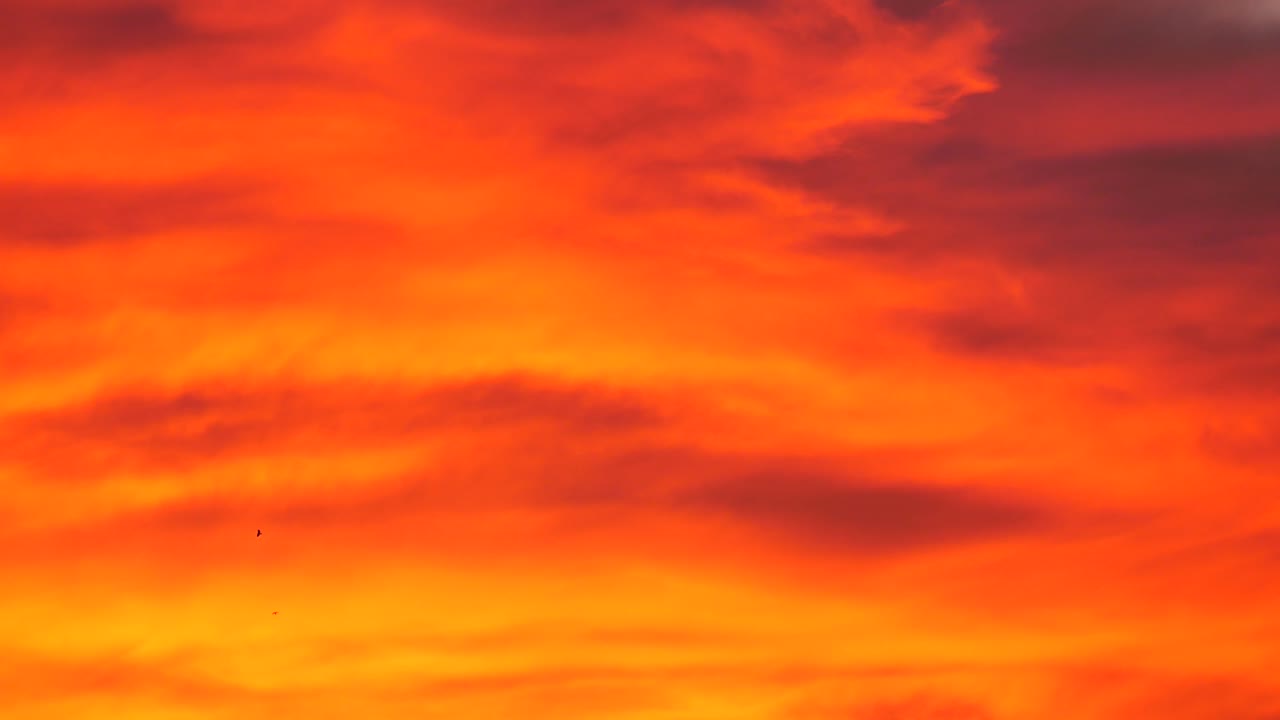 cielo ardiente al amanecer o al atardecer