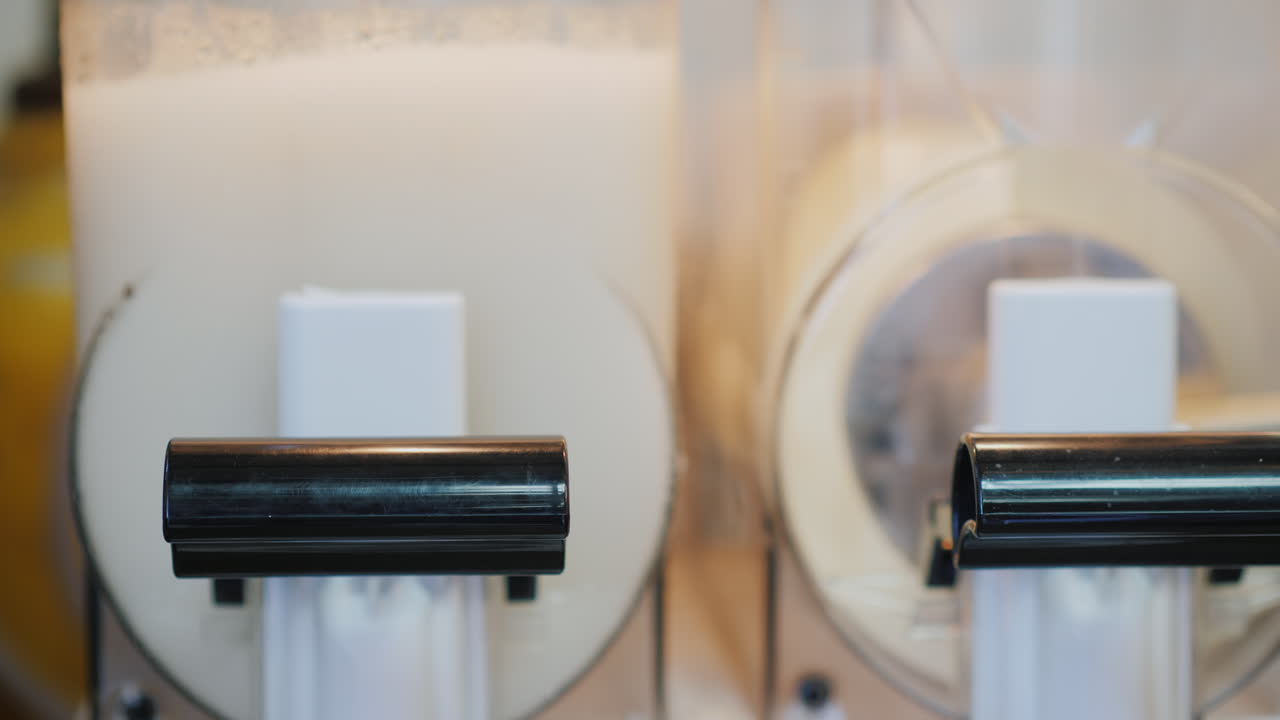 un dispositivo para hacer refrescos mezcla hielo con jugo