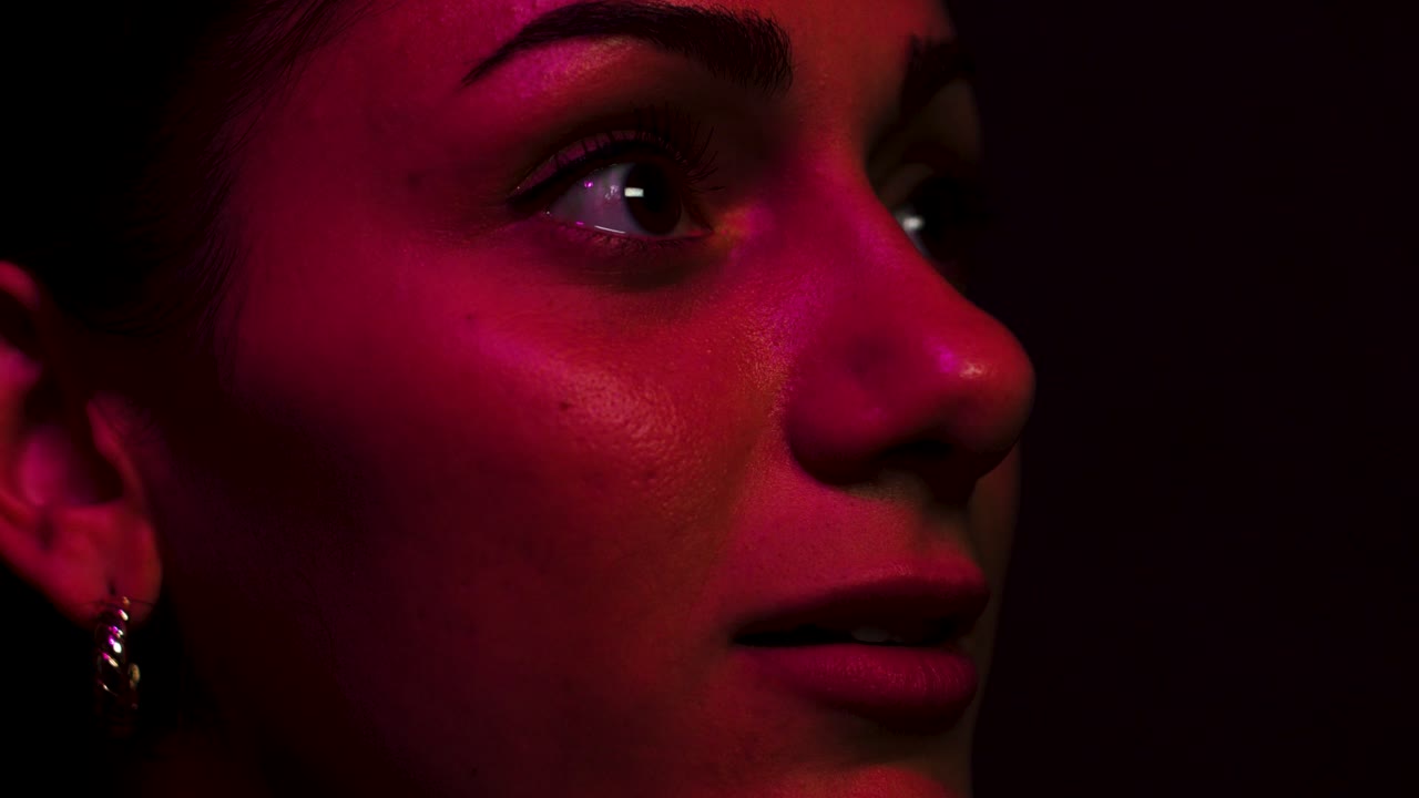 la mujer está asombrada por lo que está viendo en la gran pantalla de cine.