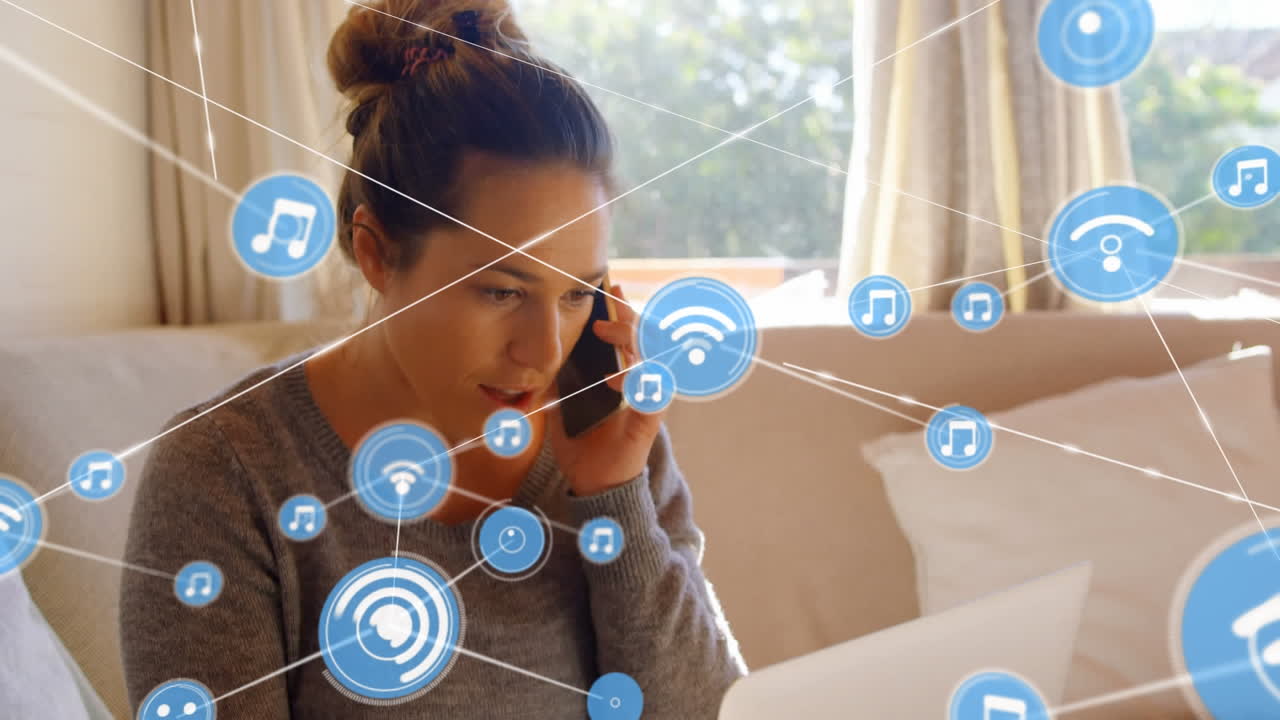 스마트폰으로 대화하는 문서를 들고 있는 백인 여성 위의 디지털 아이콘 네트워크의 애니메이션