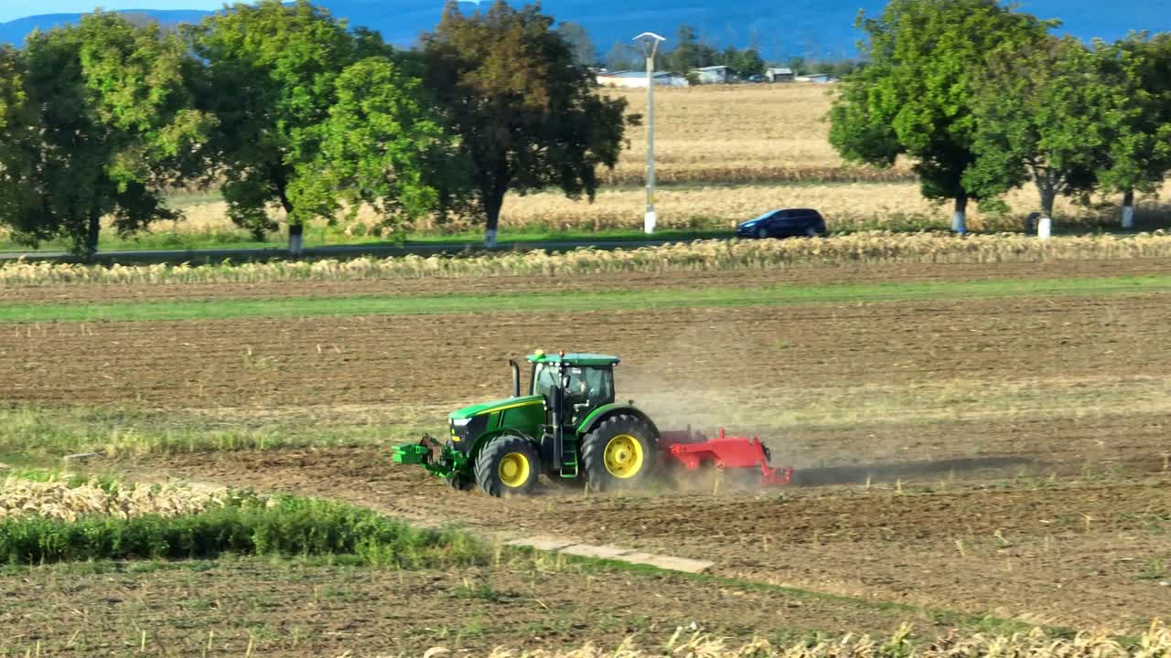 녹색 트랙터 수확기 결합 절단의 드론 샷