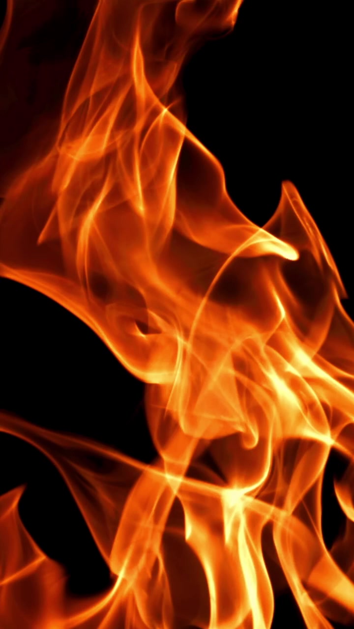 Fiamme astratte di fuoco arancioni e gialle su sfondo nero