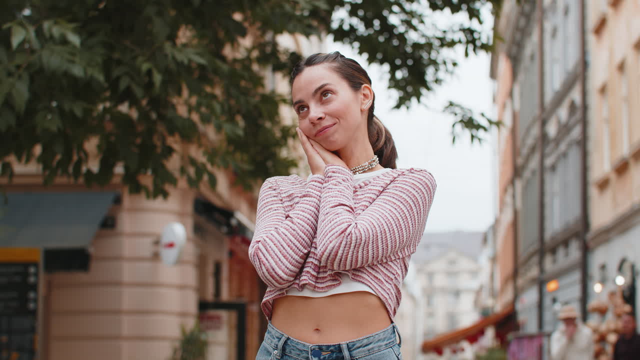 Una joven feliz y sonriente con expresión pensativa reflexionando sobre una solución soñando pensando