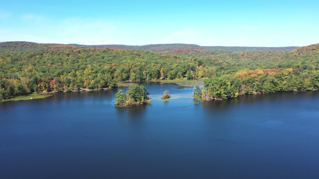 volar hacia la pequeña isla del lago en el parque estatal harriman con agua azul