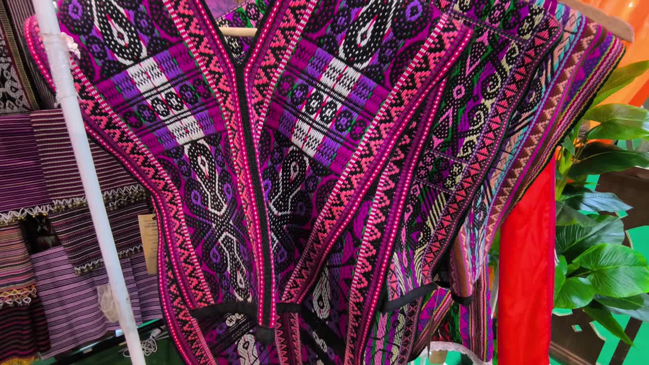 Close-up pakaian tradisional Sulayau dari suku Murut di Sabah. Kain yang rumit ini ditenun tangan secara ahli, menunjukkan kekayaan warisan budaya dan keahlian.