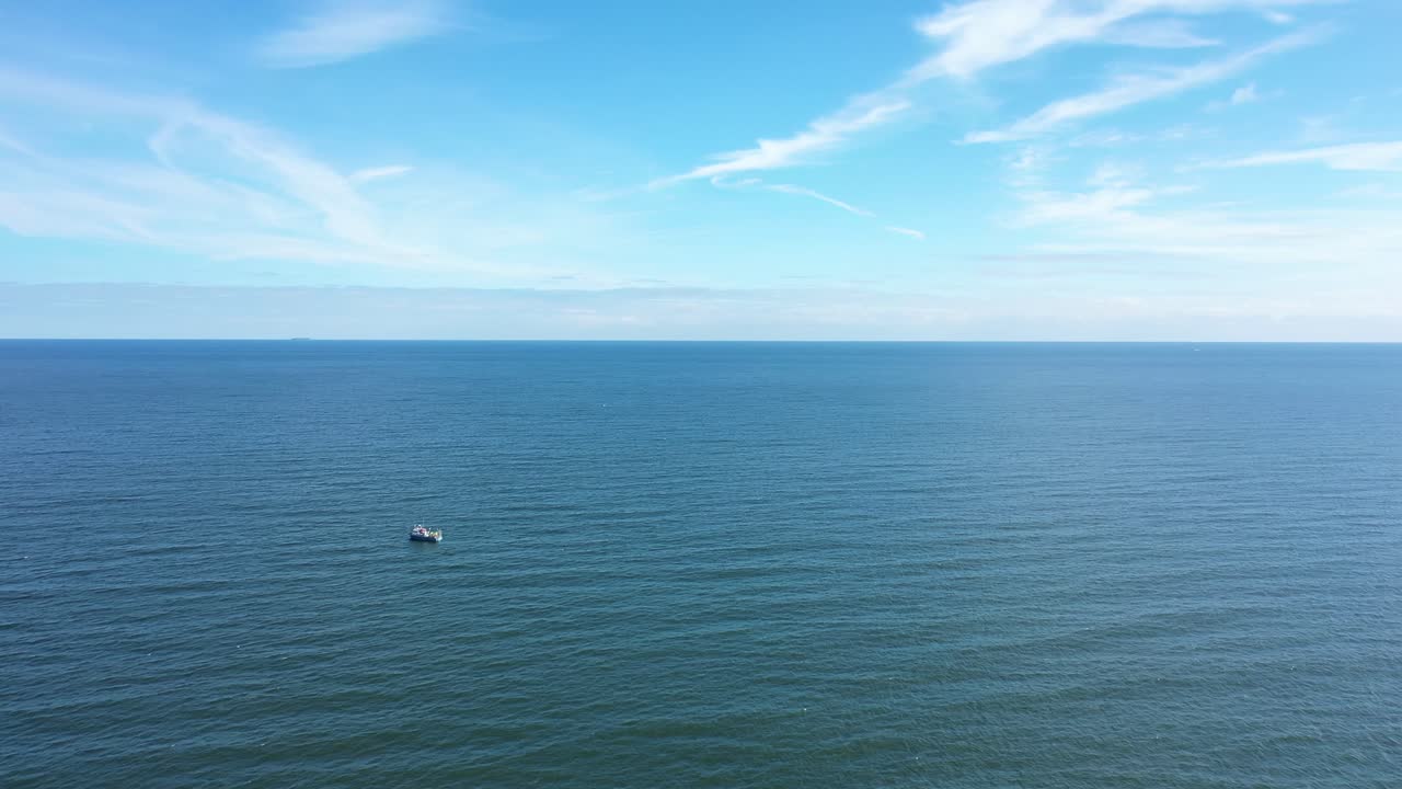 따뜻한 오후에 바다 위의 차분한 공중 영상