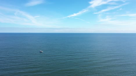 Imágenes-Aéreas-Tranquilas-Sobre-El-Océano-En-Una-Tarde-Cálida