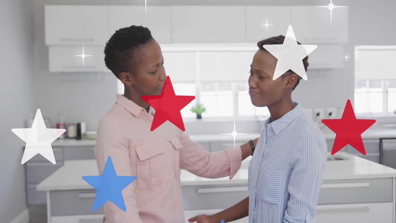 animación de estrellas en los colores de la bandera de los estados unidos sobre sonrientes mujeres afroamericanas
