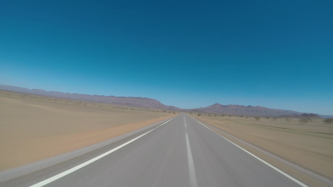 산악 도로에서 운전하는 pov 카메라 모션 블루