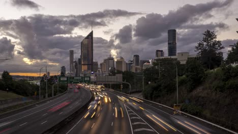 Traffic-on-M3-motorway,-Brisbane-city---day-to-night-time-lapse