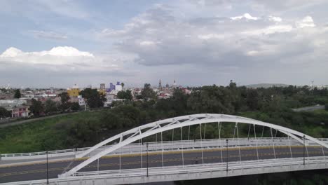 vista aérea de un puente en la ciudad