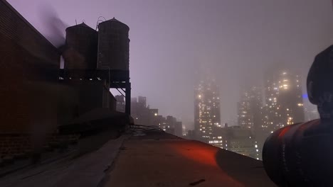 Dachterrasse-Mit-Wasserturm-Und-Blick-Auf-Die-Stadt