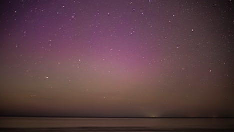 Noche-Estrellada-Mágica-Y-Resplandor-De-Aurora-Boreal,-Lapso-De-Tiempo-De-Fusión