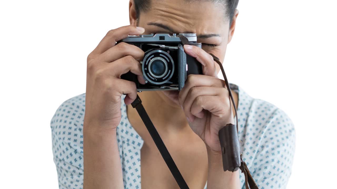 ⁇ 색 배경 위에서 카메라를 들고 있는 백인 여성의 애니메이션