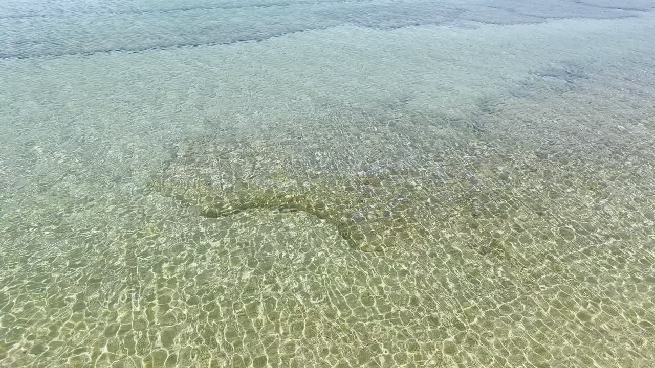 그리스 할키디키 반도의 청정 파란 발 해변